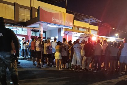 Muchas personas se acercaron al lugar donde fue internado.