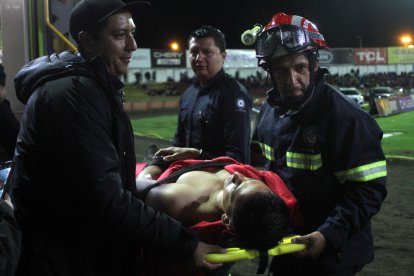 Robert Cabrera, el árbitro que sufrió el accidente en la cancha cuando lo llevaban en la ambulancia.