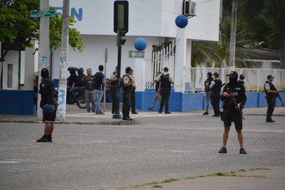 Balacera dejó a un policía herido.