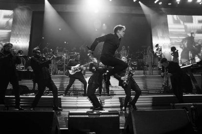 Luis Miguel se cayó haciendo una de sus acrobacias en un conciertos