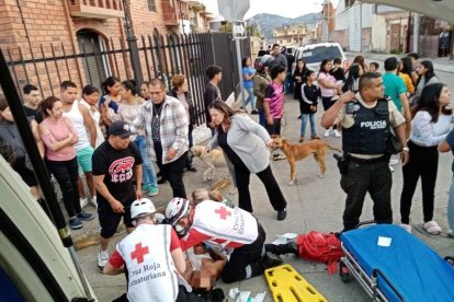 Lugar. Un ciudadano recibió cinco puñaladas en el tórax de personas no identificadas, en plena vía pública.