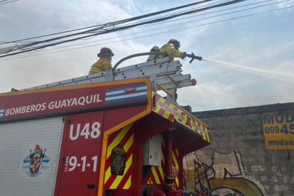 Personal de Bomberos trabaja por controlar la emergencia.