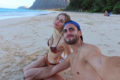 Leonardo Campana y su novia Ariana Altuve disfrutan de las playas de Hawái.
