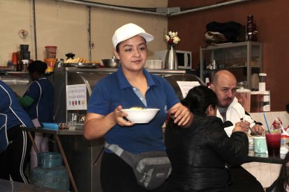 La joven ha logrado culminar sus estudios gracias a este negocio fundado por su mamá.