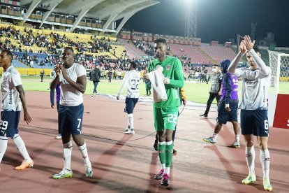 Los jugadores de Liga de Quito se acercaron para celebrar con sus hinchas el haber ganado la segunda etapa y el acceder a las finales de la LigaPro.