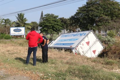 En una zanja quedó el camión.