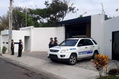 Un elemento de la Policía que custodiaba la casa de la prefecta Roberta Zambrano murió a balas.