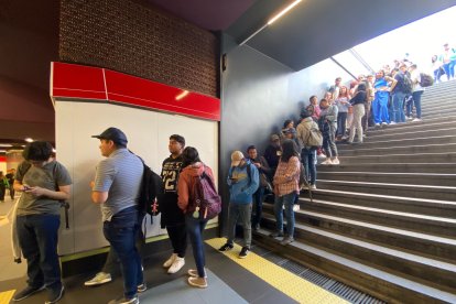 Filas en el Metro de Quito, en su primer día.
