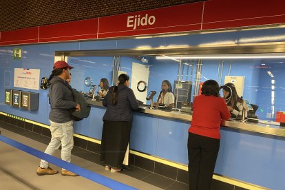 En las ventanillas se ha informado a los usuarios los detalles de las operaciones del Metro de Quito.