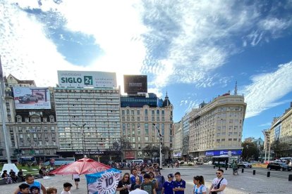 Unas 300 personas acudieron al Obelisco para conmemorar a Maradona.