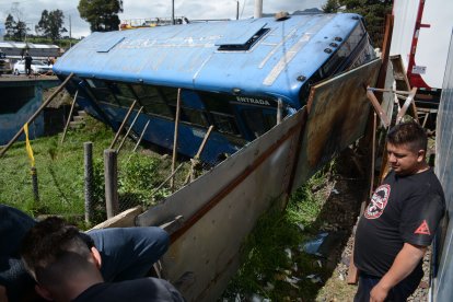 El bus de la cooperativa Planeta ingresó a un predio y estuvo a punto de virarse sobre esta casa de cemento.