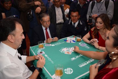 José Granizo (c) y Martina Andrade derrotaron al alcalde Pabel Muñoz (i) y a la reina de Quito, Camila Becerra (d).