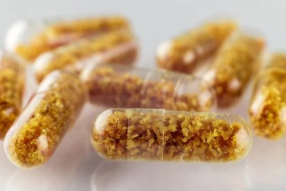 Las personas consumen los excrementos de otras personas en forma de pastillas.