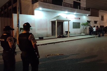 La policía llegó al lugar y acordó la escena del crimen.