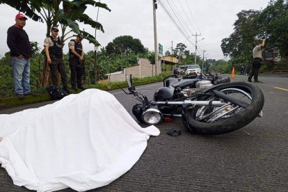Un hombre perdió la vida en su moto.