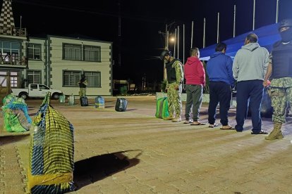 Se contabilizaron 32 bultos que contenían un total de 936 paquetes con droga. Hay 3 detenidos, todos ecuatorianos.