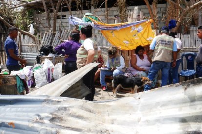 Los damnificados no pudieron salvar sus pertenencias y toda su vivienda se quemó. Les entregaron kits humanitarios.
