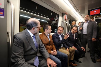 El Presidente Daniel Noboa y el alcalde de Quito, Pabel Muñoz, en el Metro de Quito.