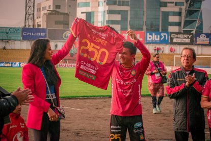 La familia del Pollo en la cancha, Rossy Bravo, su esposa, y su mejor fans, su hija Pía Salomé López Bravo.