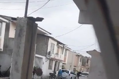 Un morador grabó el instante en que uno de los delicuetes entró a la casa del afectado.