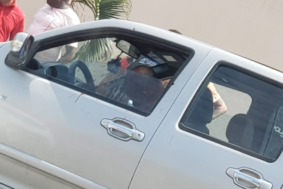 La víctima fue atacada en su vehículo.