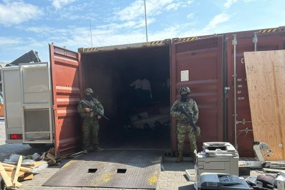 Hombres de las Fuerzas Armadas custodian el contenedor en el que se habían ocultado las armas.