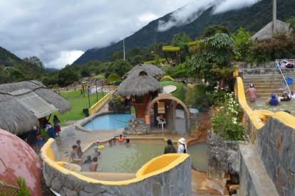 Uno de los principales ingresos económicos son las termas cuyas aguas llegan de los volcanes Cayambe y Antisana.