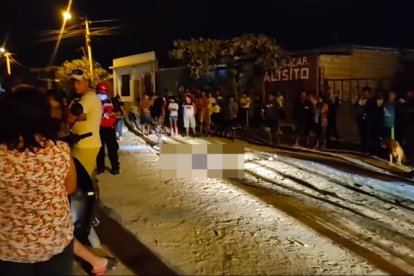 Sobre la tierra quedó el cadáver.