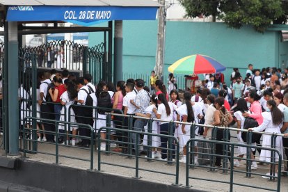 Referencial. Estudiantes de colegios diariamente utilizan el Sistema Metrovía con el riesgo latente de ser abusados (as) en cualquier momento.