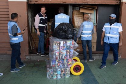 En el sitio se encontró varias cajas amontonadas. El establecimiento fue clausurado.