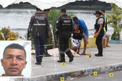 Pedro Antonio Luna Tacuri fue asesinado la mañana de ayer, a orillas del estero Salado.  Policías recabaron indicios en el lugar de los hechos.