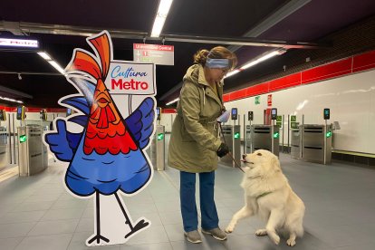 La mascota junto a su dueña inauguraron así la estación Universidad Central del Metro de Quito.
