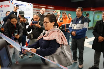 El acto simbólico de cortar la cinta en Solanda.