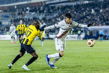 Piero Hincapie (d) del Leverkusen en acción contra Edward Chilufya del Hacken, durante el duelo del grupo H de la UEFA Europa League.