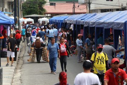 Iniciaron las ferias del centro de Guayaquil, pero sin organización.