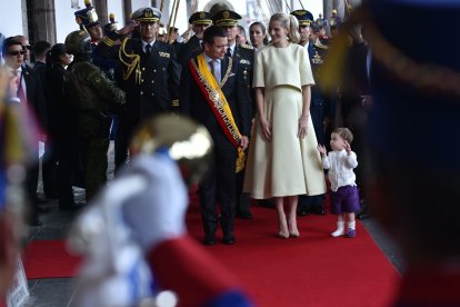 Referencial. Daniel Noboa junto a su familia entrando a Carondelet.