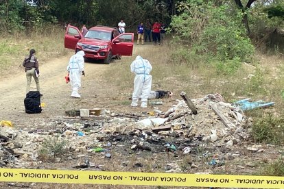 Personal policial llegó al lugar para recabar indicios y llevar los cuerpos a la morgue.