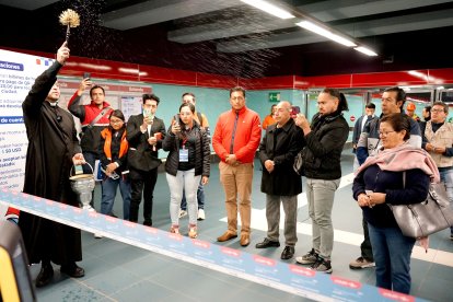Los presentes se santiguaron mientras el padre bendecía la obra.