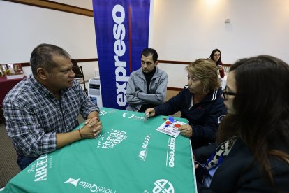 La jueza Patricia Pasquel en acción, durante una partida del Mundial de Cuarenta.