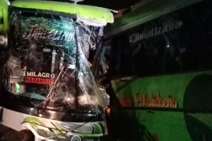 En el accidente estuvieron implicados dos buses de transporte.
