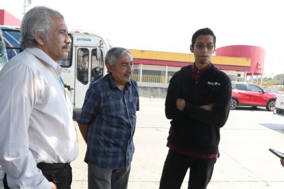 Familiares del docente asesinado acudieron a la morgue.