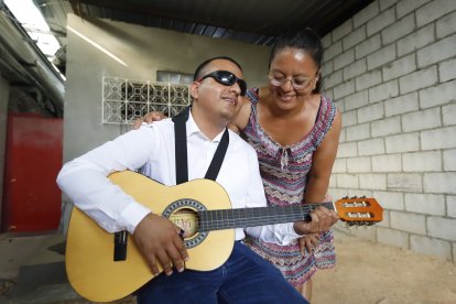 La madre del joven ha sido importante para él por su comprensión y apoyo para que logre ser más independiente.