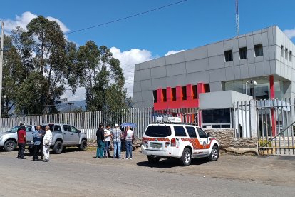 Tras la recuperación de los cadáveres, estos fueron llevados al Centro Forense de la capital azuaya. Familiares acudieron a reconocerlos.