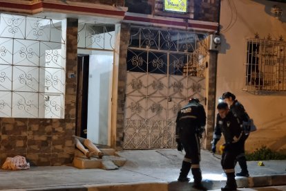 El cadáver de Edwar Terán quedó en el ingreso de su casa.