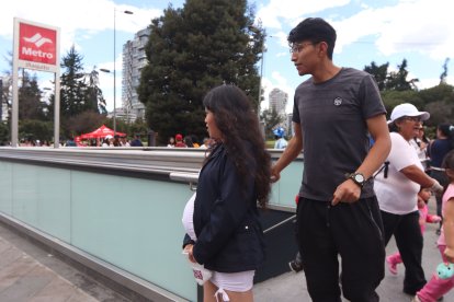 La pareja se fue enojada a tomar un bus, luego de las largas filas que había en el Metro.