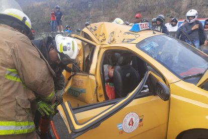La mañana de ayer, Angélica Corral, una de los cuatro pasajeros de este taxi, murió.