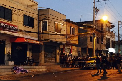 El cadáver quedó en una vereda.