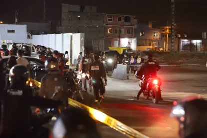 Los policías llegaron al sitio de la balacera.