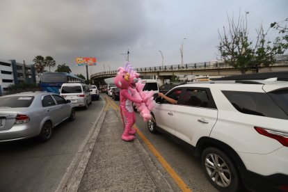 El personaje recorre la acera a un paso peculiar y saludando a los viajeros, muchos de los cuales se han vuelto sus clientes por la vistoso de su atuendo.
