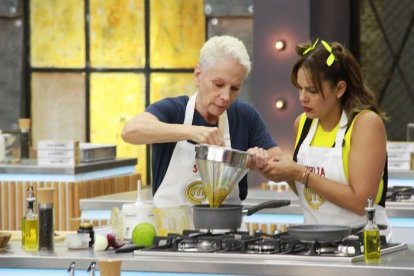 Cecilia Cascante (der.), en MasterChef.